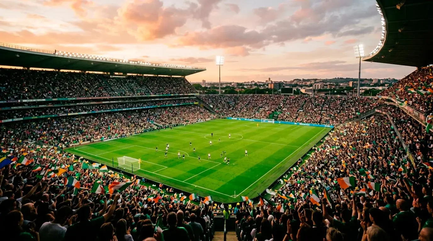 Estadio lleno durante un partido internacional de fútbol femenino al atardecer